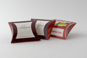 Das Bild zeigt drei Verpackungen für ein Betthupferl